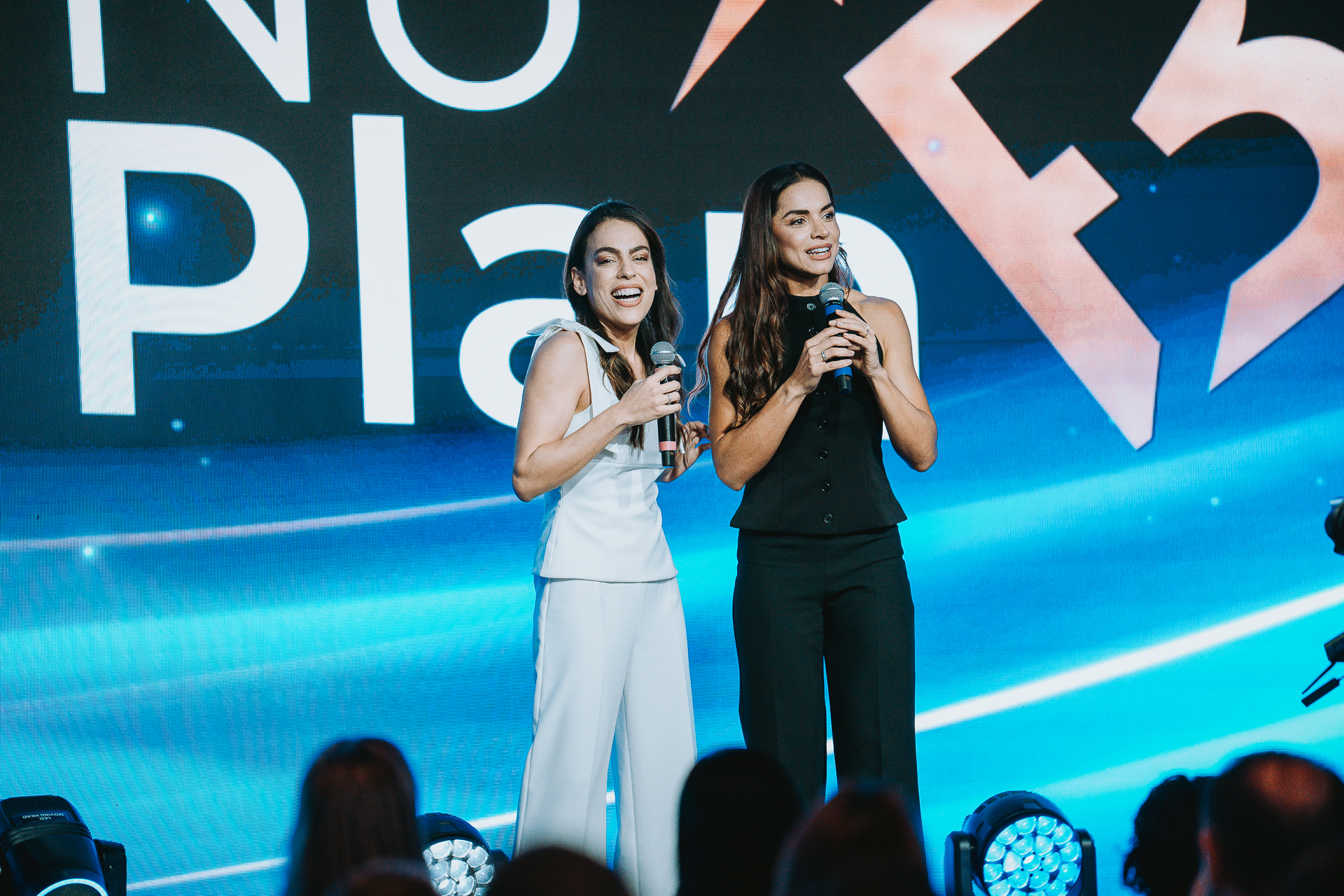 Manu e Grazi no palco do evento No Plan B